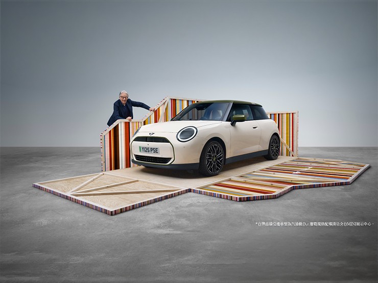 全新純電MINI Cooper Paul Smith特仕版以專屬Inspired White車色登場，與大師同框，璀璨交織未來電能與頂級時裝的極致美學。